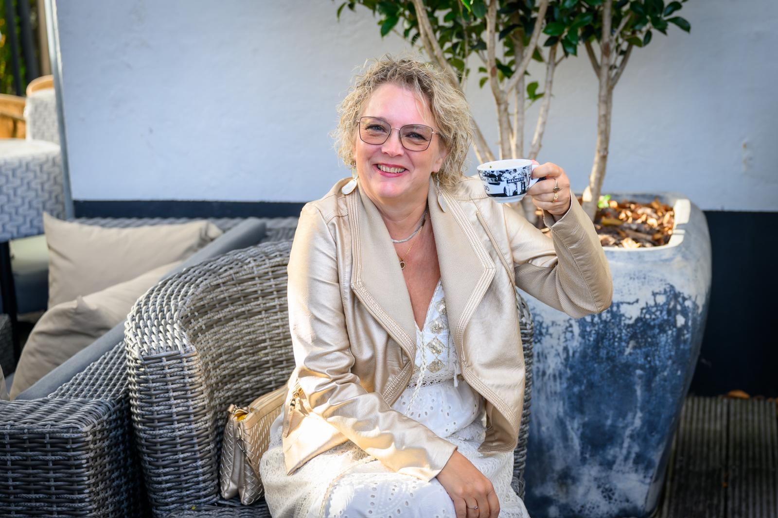 Nelly met kop koffie
